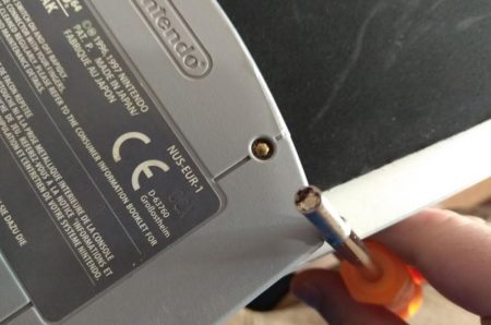 Cómo limpiar los cartuchos de Nintendo 64 por fuera